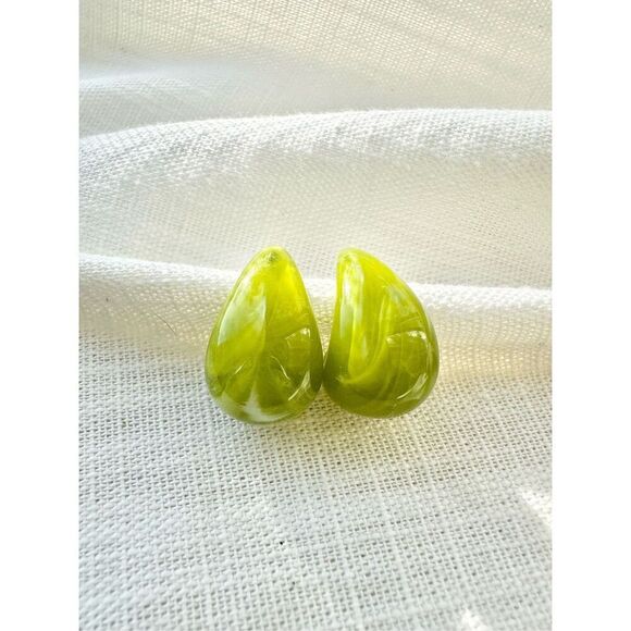 Matcha green mod style dangle earrings - Picture 2 of 2